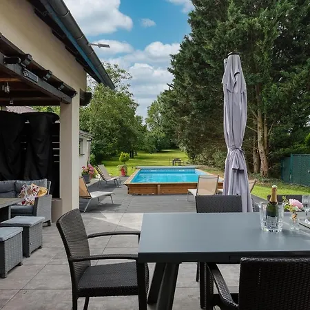 Grande Jardin Et Piscine Chauffee, 10 Pers Holiday home Furdenheim